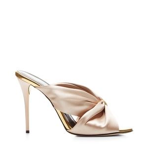 IN SEARCH OF OSCAR DE LA RENTA GLEN HEELS